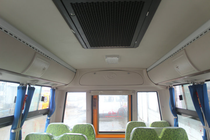 TD6580校車發(fā)泡風道內(nèi)飾